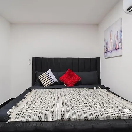 5 Bedroom With Pool & Rooftop Near Old Сasa de vacaciones