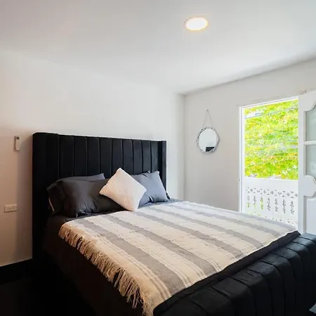 5 Bedroom With Pool & Rooftop Near Old