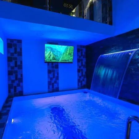 5 Bedroom With Pool & Rooftop Near Old Сasa de vacaciones Cartagena